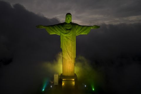 Το άγαλμα του Ιησού στο Ρίο φωταγωγήθηκε στα χρώματα της Βραζιλίας. 