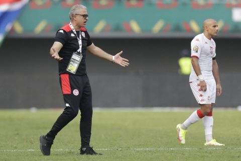 Ο τεχνικός της Τυνησίας, Μοντχέρ Κεμπαϊέρ στο παιχνίδι με το Μάλι για την τελική φάση του Κυπέλλου Εθνών Αφρικής που διεξάγεται στο Καμερούν