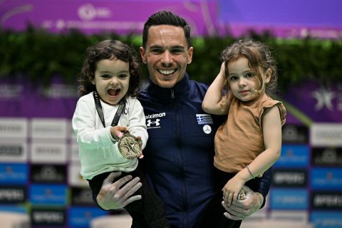Ο Λευτέρης Πετρούνιας στο βάθρο με τις κόρες του, μετά από την κατάκτηση του 7ου χρυσού μεταλλίου στο Ευρωπαϊκό Πρωτάθλημα του Ρίμινι