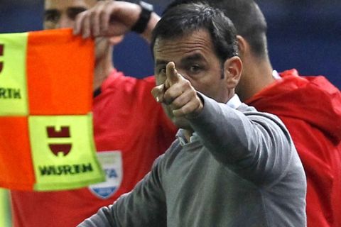 Villareal's coach Javier Calleja gestures to players during the Spanish La Liga soccer match between Villarreal and Real Madrid at the Ceramica stadium in Villarreal, Spain, Saturday, May 19, 2018. (AP Photo/Alberto Saiz)