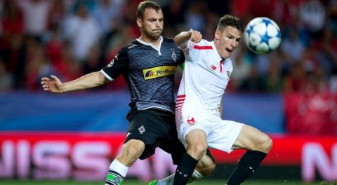 SEVILLE, SPAIN - SEPTEMBER 15: Kevin Gameiro (R) of Sevilla FC competes for the ball with Tony Jantschke (L) of Borussia Monchengladbach during the UEFA Champions League Group D match between Sevilla FC and VfL Borussia Monchengladbach at Estadio Ramon Sanchez Pizjuan on September 15, 2015 in Seville, Spain.  (Photo by Gonzalo Arroyo Moreno/Getty Images)