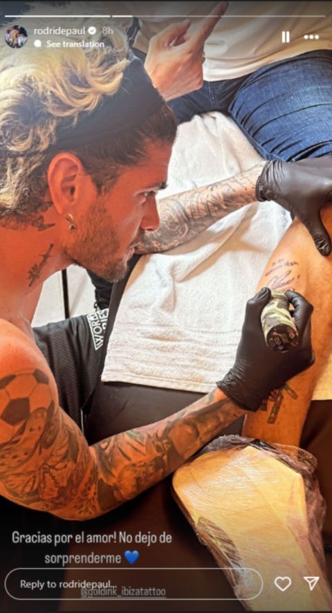 Σε ρόλο tattoo artist ο Ντε Πολ, υπέγραψε πάνω στο πόδι θαυμαστή του