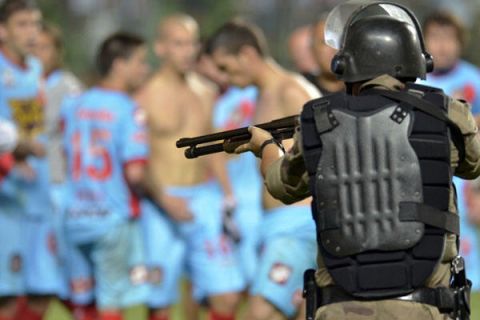 Αστυνομικοί σημάδεψαν με όπλα τους παίκτες της Άρσεναλ Σαραντί! 