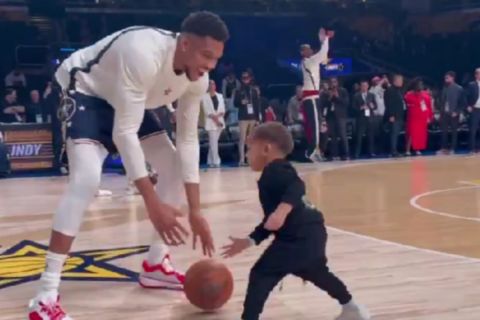 NBA All-Star Game 2024: Ο Γιάννης Αντετοκούνμπο έπαιζε με τους γιους του στο ζέσταμα
