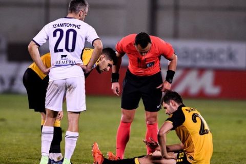 Ο Σάκχοφ τραυματίας στην αναμέτρηση του Απόλλωνα με την ΑΕΚ για τη ρεβάνς της πρώτης φάσης του Κυπέλλου Ελλάδας.