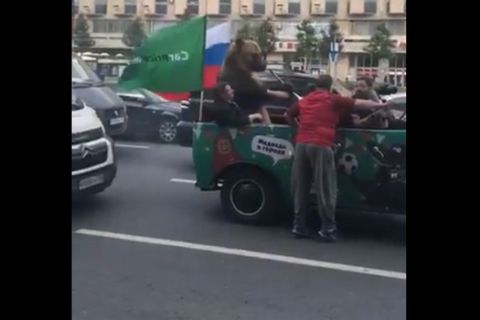 Αρκούδα πανηγυρίζει με βουβουζέλα τη νίκη της Ρωσίας!