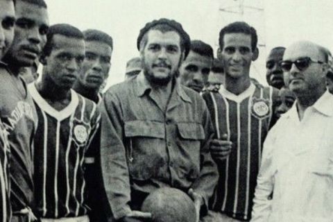 Guevara ao lado dos jogadores do Madureira