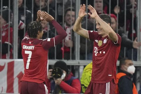 Ο Σερζ Γκνάμπρι της Μπάγερν πανηγυρίζει με τον Ρόμπερτ Λεβαντόβσκι γκολ που σημείωσε κόντρα στην Μπενφίκα για τη φάση των ομίλων του Champions League 2021-2022 στην "Άλιαντς Αρένα", Μόναχο | Τρίτη 2 Νοεμβρίου 2021