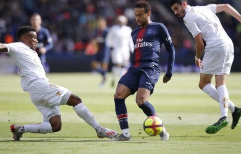 Nice's Patrick Burner, left, Nice's Pierre Lees-Melou, right, and PSG's Neymar, centre, challenge for the ball during the French League One soccer match between Paris Saint-Germain and Nice at the Parc des Princes stadium in Paris, France, Saturday, May 4, 2019. (AP Photo/Christophe Ena)