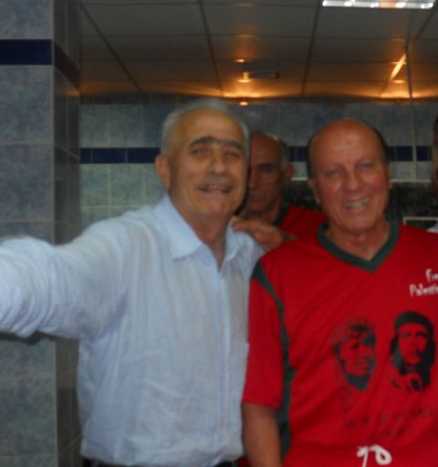 Αγαπούσε πολύ τον Μίμη Δομάζο. Εδώ οι πιο αγαπητοί "Μίμηδες" του ελληνικού ποδοσφαίρου, σε αγώνα υπέρ της Παλαιστίνης, όπως φαίνεται και στη φανέλα του Δομάζου. Πίσω μόλις διακρίνεται ο Χρήστος Αρδίζογλου