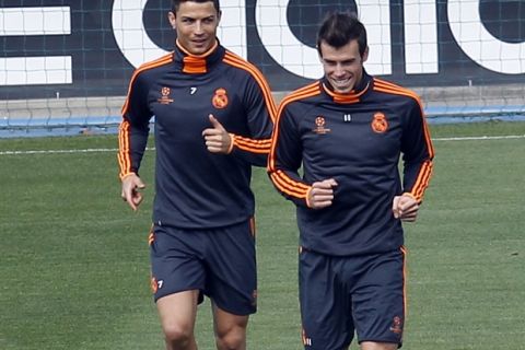Entranamiento del Real Madrid. En la imagen, Cristiano y Bale.

Real Madrid training session. In this picture, Cristiano and Bale.
