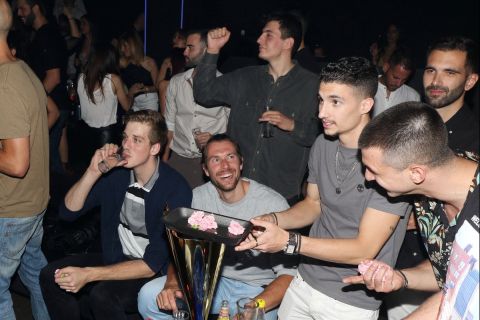 Οι παίκτες του Παναθηναϊκού στο γλέντι στον Ρέντι μετά την κατάκτηση του League Cup