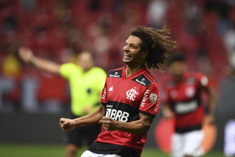 Ο Ουίλιαμ Αραό της Φλαμένγκο πανηγυρίζει γκολ κόντρα στην Ολίμπια στο Copa Libertadores