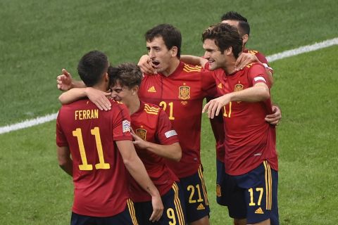 Οι παίκτες της Ισπανίας πανηγυρίζουν γκολ που σημείωσαν κόντρα στην Ιταλία για τα ημιτελικά του Nations League 2020-2021 στο "Τζιουζέπε Μεάτσα", Μιλάνο | Τετάρτη 6 Οκτωβρίου 2021
