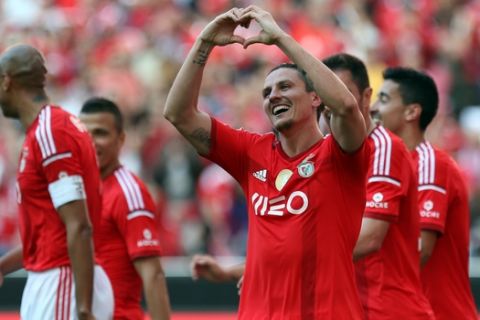 Benfica's Ljubomir Fejsa, celebrates after scoring his side's fifth goal against Academica during a Portuguese league soccer match between Benfica and Academica at the Benfica's Luz stadium in Lisbon, Portugal, Saturday, April 11, 2015. Fejsa scored once in Benfica's 5-1 victory. (AP Photo/Francisco Seco)