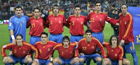 ** FOR USE AS DESIRED WITH WORLD CUP STORIES ** Spain's national soccer team poses before a World Cup soccer qualifying match at the Vicente Calderon stadium in Madrid Saturday Nov. 12, 2005. Top row, left to right: Iker Casillas, Luis Garcia, David Albelda, Asier Del Horno, Pablo Ibanez, Fernando Torres. Bottom row, left to right: Michel Salgado, Xavi Hernandez, Raul Gonzalez,  Jose Antonio Reyes, Carles Pujol.  (AP Photo/Paul White)