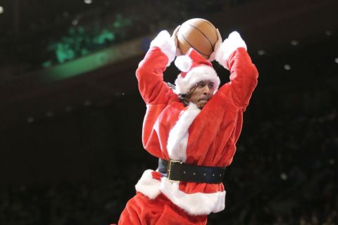 Άγιος Βασίλης με μπάλα του μπάσκετ
