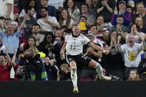 Η Αλεξάντρα Ποπ της Γερμανίας πανηγυρίζει γκολ που σημείωσε κόντρα στη Γαλλία για τα ημιτελικά του Euro 2022 στο "ΜΚ", Μίλτον Κέινς | Τετάρτη 27 Ιουλίου 2022