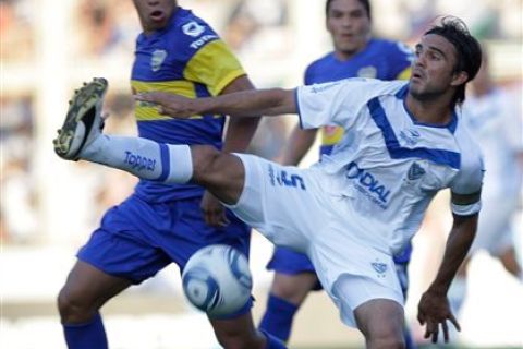 Velez Sarsfield's Fabian Cubero, right, fights for the ball with Boca Juniors' Sergio Araujo during an Argentina's league soccer match in Buenos Aires, Argentina,  Sunday, Nov. 6, 2011. (AP Photo/Daniel Jayo)