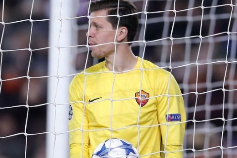 Roma goalkeeper Wojciech Szczesny holds the ball after Barcelona's Gerard Pique scored, during the Group E Champions League soccer match between Barcelona and Roma at the Camp Nou stadium in Barcelona, Spain, Tuesday Nov. 24, 2015. (AP Photo/Manu Fernandez)  