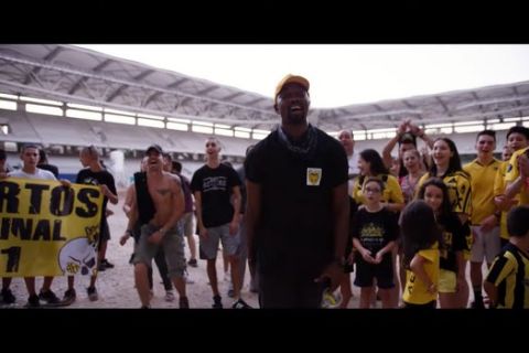 Ο Ενσαλίβα στο νέο του video clip στην Αγιά Σοφιά για το τραγούδι "Έλα στο γήπεδο" με τους οπαδούς της ΑΕΚ.