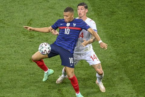 Ο Ζούμπερ μαρκάρει τον Εμπαπέ στο Γαλλία - Ελβετία για το Euro 2020.