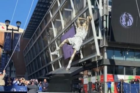 NBA: Οι Ντάλας Μάβερικς αποκάλυψαν το άγαλμα του Ντιρκ Νοβίτσκι