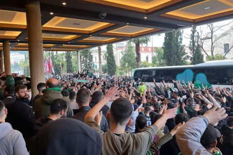 Παναθηναϊκός: Οπαδοί των πρασίνων στο ξενοδοχείο που μένει η αποστολή πριν το ντέρμπι με τον Ολυμπιακό