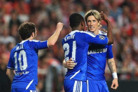LISBON, PORTUGAL - MARCH 27:  Fernando Torres of Chelsea celebrates with scorer Salomon Kalou after his goal during the UEFA Champions League Quarter Final first leg match between Benfica and Chelsea at Estadio da Luz on March 27, 2012 in Lisbon, Portugal.  (Photo by Clive Rose/Getty Images)