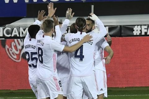 Οι παίκτες της Ρεάλ πανηγυρίζουν γκολ απέναντι στην Έιμπαρ για την La Liga στις 20 Δεκεμβρίου του 2020.