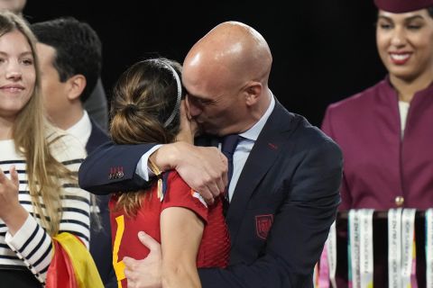 Ο πρόεδρος της ισπανικής ομοσπονδίας, Λουίς Ρουμπιάλες, φιλάει παίκτρια της εθνικής