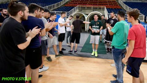 Οπαδοί Παναθηναϊκού σε παίκτες: "Πάρτε το πρωτάθλημα για τον Παύλο Γιαννακόπουλο"