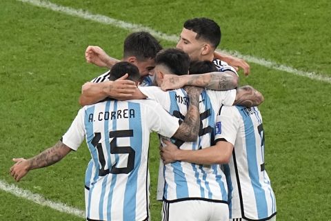Οι παίκτες της Αργεντινής πανηγυρίζουν την πρόκριση σε βάρος της Κροατίας