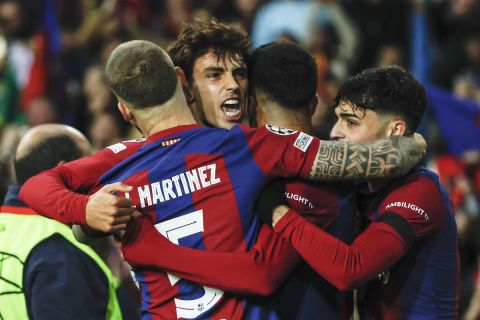Οι παίκτες της Μπαρτσελόνα πανηγυρίζουν γκολ που σημείωσαν κόντρα στην Πόρτο για τη φάση των ομίλων του Champions League 2023-2024 στο Ολυμπιακό Στάδιο Βαρκελώνης | Τρίτη 28 Νοεμβρίου 2023