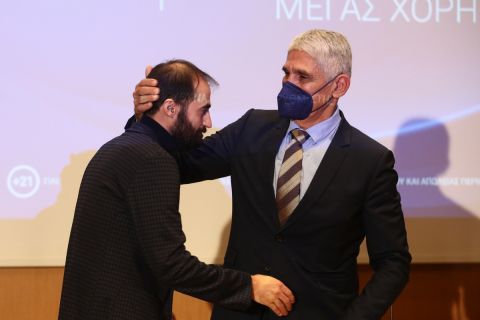 Ο Γιάννης Ζωιτός δέχεται τα συγχαρητήρια του Παναγιώτη Γιαννάκη για τη διάκρισή του στα δημοσιογραφικά βραβεία του ΠΣΑΤ. 