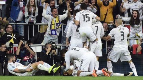 Real Madrid's players celebrate their goal with fans during the UEFA Champions League quarter-finals second leg football match Real Madrid CF vs Club Atletico de Madrid at the Santiago Bernabeu stadium in Madrid on April 22, 2015.     AFP PHOTO / GERARD JULIEN        (Photo credit should read GERARD JULIEN/AFP/Getty Images)