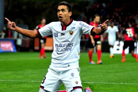 Nice's midfielder Carlos Eduardo celebrates his goal during the French League One soccer match between Guingamp and Nice in Guingamp, western France, Sunday, Oct. 26, 2014. Brazilian midfielder Carlos Eduardo, who is on loan from Portuguese side Porto, scored five goals in an astonishing individual performance as Nice won 7-2 away to Guingamp. (AP Photo/Philippe Le Brech) FRANCE OUT