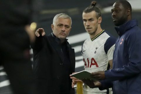 Tottenham's manager Jose Mourinho talks to Tottenham's Gareth Bale before he enters the pitch during the English Premier League soccer match between Tottenham Hotspur and West Ham United at the Tottenham Hotspur Stadium in London, England, Sunday, Oct. 18, 2020. (AP photo/Matt Dunham, Pool)