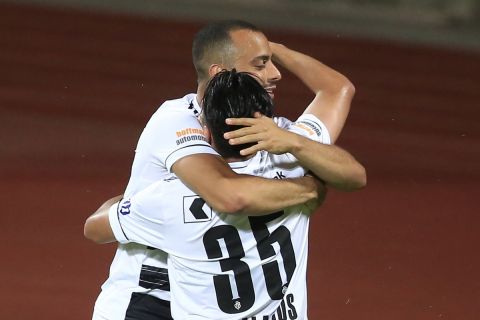 Ο Αντόνιο Καμπράλ της Βασιλείας πανηγυρίζει με τον Ματίας Παλάσιος γκολ που σημείωσε κόντρα στην Παρτιζάνι για τον 2ο προκριματικό γύρο του Europa Conference League 2021-2022 στην "Αλμπασάν Αρένα", Ελμπασάνι | Πέμπτη 29 Ιουλίου 2021