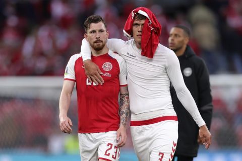 Οι Χιέμπιεργκ και Βέστεργκααρντ μετά από το τέλος της αναμέτρησης της Δανίας με την Φινλανδία για την πρεμιέρα του Euro 2020 (12 Ιουνίου 2021)