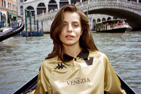 Η νέα φοβερή εμφάνιση της Βενέτσια παρουσιάστηκε σε γόνδολα με Ελληνίδα μοντέλο