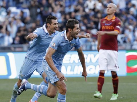 S.S. Lazio's Senad Lulic (C) celebrates with teammate Miroslav Klose after scoring against AS Roma during their Italian Cup final soccer match at the Olympic stadium in Rome May 26, 2013.  REUTERS/Giampiero Sposito (ITALY - Tags: SPORT SOCCER)