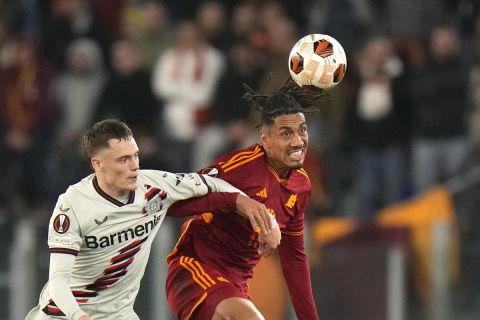Roma's Chris Smalling, right, challenges for the ball with Leverkusen's Florian Wirtz during the Europa League semifinal first leg soccer match between Roma and Bayer Leverkusen at Rome's Olympic Stadium, Italy, Thursday, May 2, 2024. (AP Photo/Alessandra Tarantino)