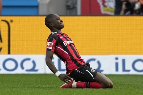 Ο Μούσα Ντιαμπί της Λεβερκούζεν, πανηγυρίζει το γκολ του κόντρα στην Ντόρτμουντ σε παιχνίδι για την Bundesliga