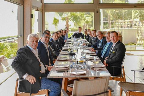 ΑΕΚ: Ο Απόλλων Λεμεσού παρέθεσε επίσημο γεύμα στα στελέχη της κιτρινόμαυρης αποστολής, παρών και ο θρύλος της Ένωσης Γιώργος Σαββίδης