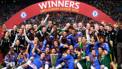 AMSTERDAM, NETHERLANDS - MAY 15:  Chelsea players pose with the trophy during the UEFA Europa League Final between SL Benfica and Chelsea FC at Amsterdam Arena on May 15, 2013 in Amsterdam, Netherlands.  (Photo by Scott Heavey/Getty Images)
