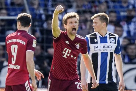Ο Τόμας Μίλερ της Μπάγερν πανηγυρίζει γκολ κόντρα στην Αρμίνια για την Bundesliga 2021-2022 στην "Σίκο Αρένα", Μπίλεφελντ | Κυριακή 17 Απριλίου 2022