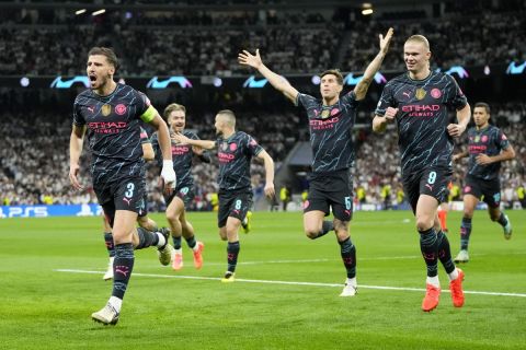 Οι παίκτες της Μάντσεστερ Σίτι πανηγυρίζουν γκολ που σημείωσαν κόντρα στη Ρεάλ για τα προημιτελικά του Champions League 2023-2024 στο "Σαντιάγο Μπερναμπέου", Μαδρίτη | Τρίτη 9 Απριλίου 2024