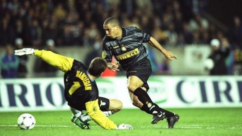 6 May 1998:  Ronaldo of Inter Milan scores their third goal during the UEFA Cup final against Lazio at Parc des Princes in Paris. Inter Milan won the match 3-0. \ Mandatory Credit: Shaun  Botterill/Allsport