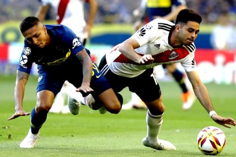 Agustin Almendra of Boca Juniors, left, fights for the ball with Gonzalo Martinez of River Plate, during a local tournament soccer game in Buenos Aires, Argentina Sunday, Sept. 23, 2018. (AP Photo/Natacha Pisarenko)